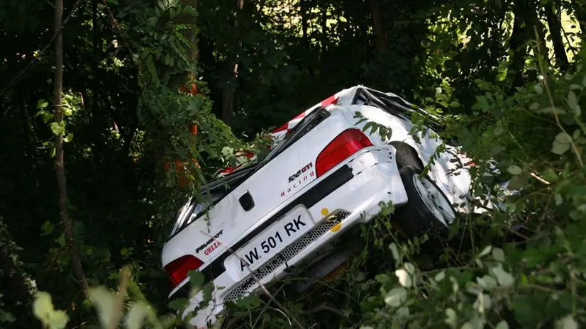 Luglio 2017. La Peugeot uscita di strada durante la gara © www.giornaledibrescia.it