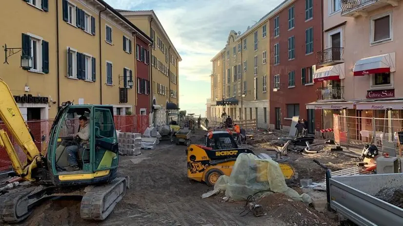 Lavori in piazza Castello a Sirmione © www.giornaledibrescia.it