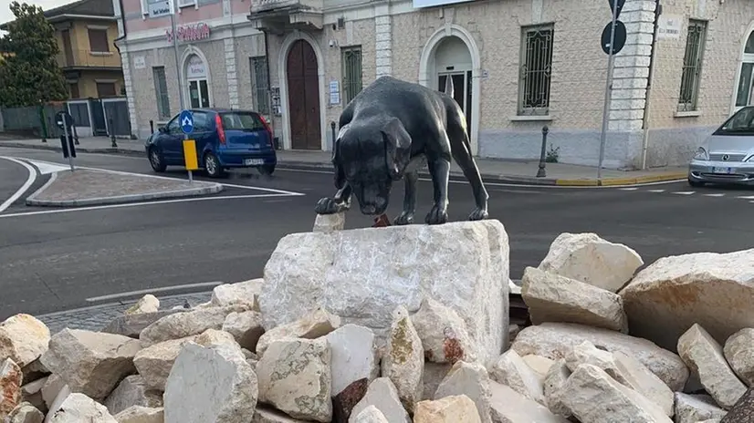 Ghedi, vandali danneggiano il monumento alla Protezione Civile