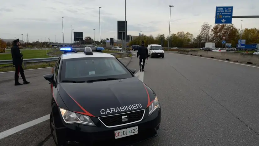 Una pattuglia del Radiomobile nei pressi del casello autostradale. © www.giornaledibrescia.it