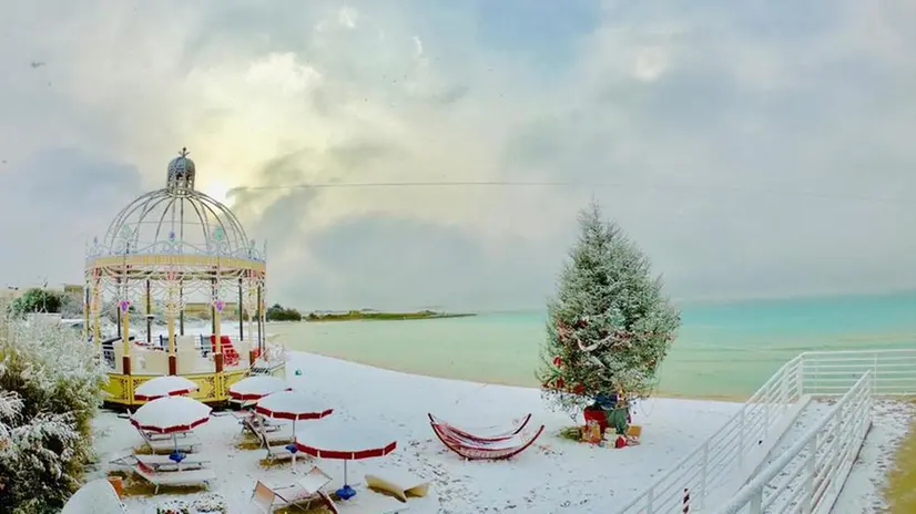 Una spiaggia di Porto Cesareo, in Puglia, coperta dalla neve il 4 gennaio - Foto Ansa