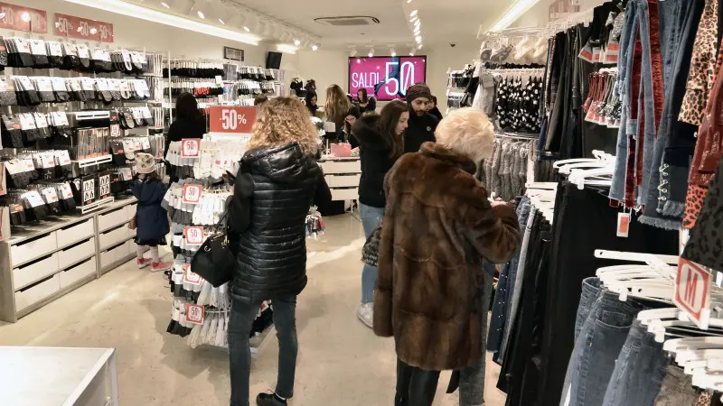 Saldi al via, negozi affollati nel primo giorno