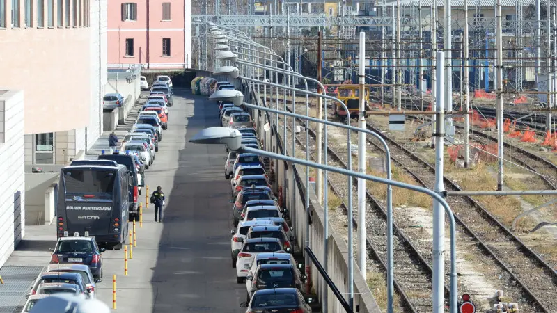 Le ricerche del detenuto fuggito dal Palagiustizia