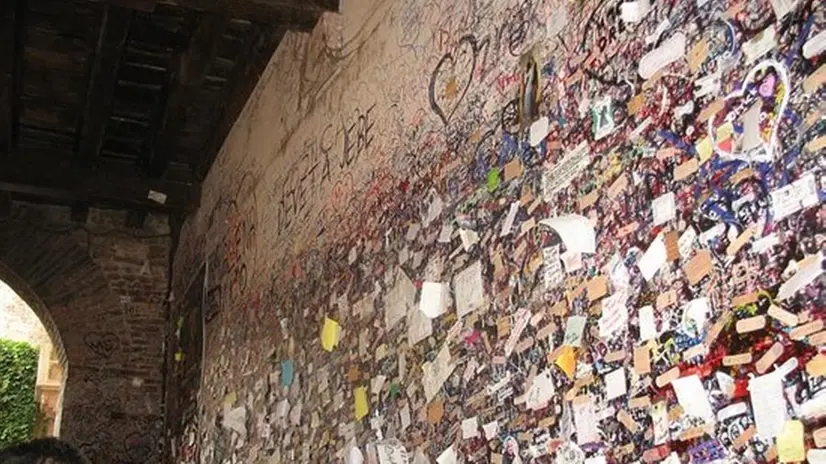 Il muro con i messaggi degli amanti a casa di Giulietta - © www.giornaledibrescia.it