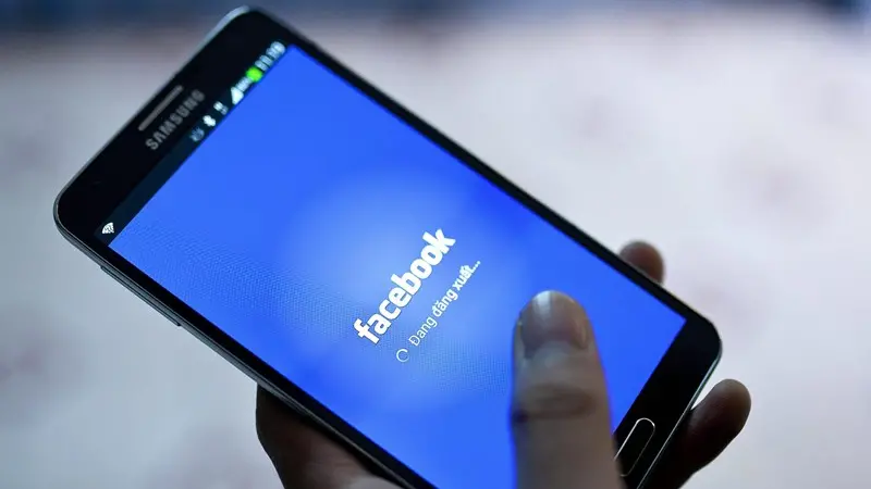 Facebook su smartphone (archivio)