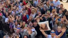 I fan assiepati sotto la finestra di Vasco Rossi - Frame tratto da Instagram
