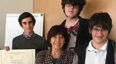 La professoressa Francavilla con i suoi alunni - © www.giornaledibrescia.it