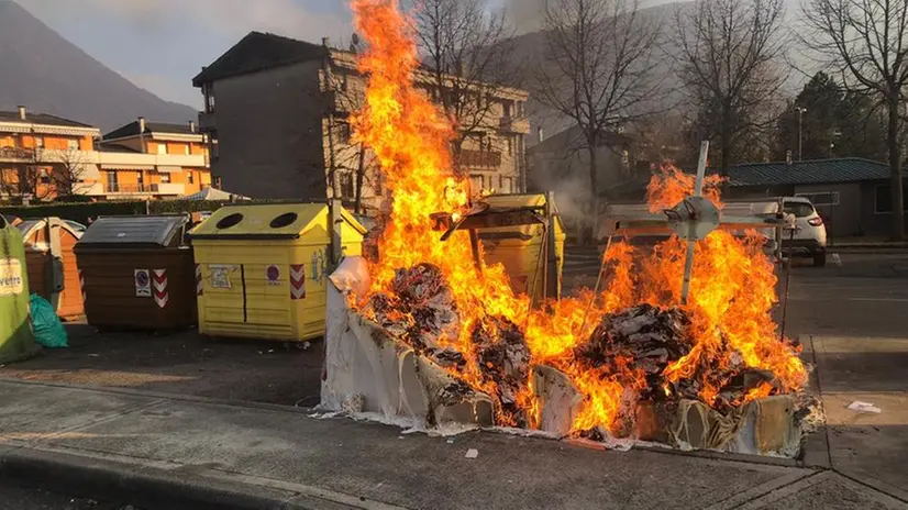 A Nave colpisce il pirone: a fuoco i cassonetti