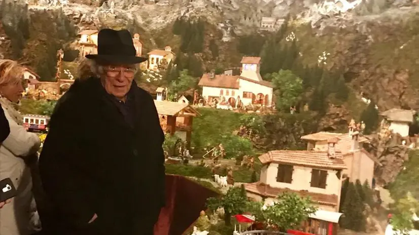 Giovanni Rana in visita al presepe di Manerba