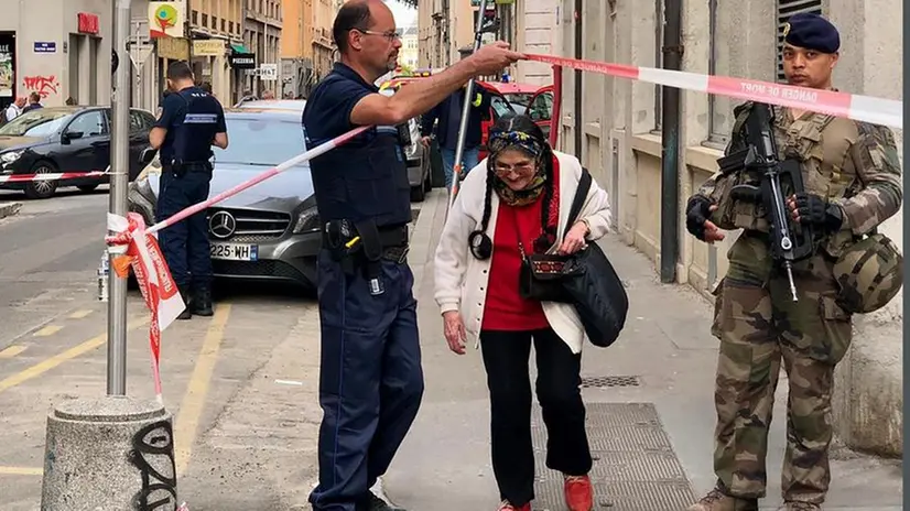 Paura tra i passanti. Una signora vien fatta attraversare - © www.giornaledibrescia.it