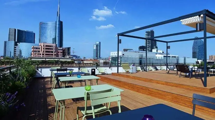 La terrazza della nuova sede davanti a Porta Nuova a Milano