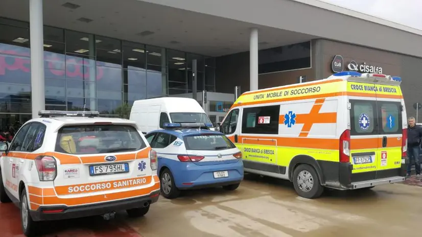 Polizia e ambulanze al centro commerciale. © www.giornaledibrescia.it