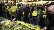Il cordoglio dei tifosi del Nantes dopo la scomparsa di Sala - Foto Ansa/Ap David Vincent