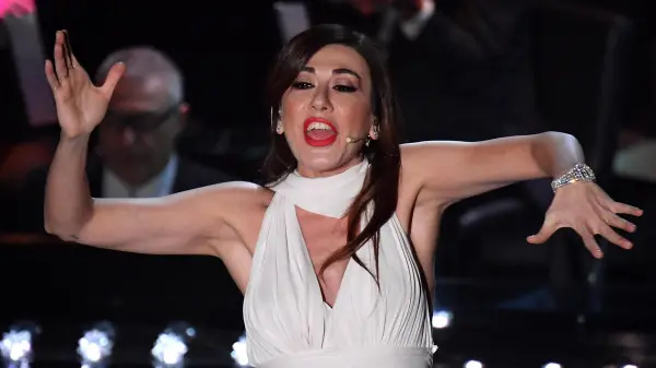 Terza serata di Festival: il primo abito di Virginia Raffaele
