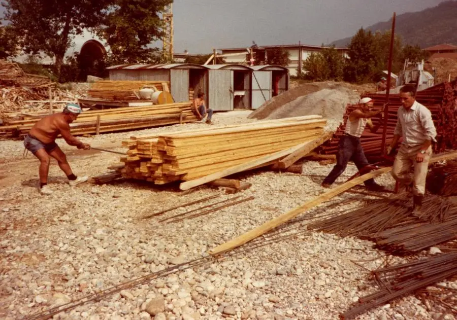 Foto d’epoca degli alpini al lavoro nel cantiere di Mompiano per costruire la scuola Nikolajewka