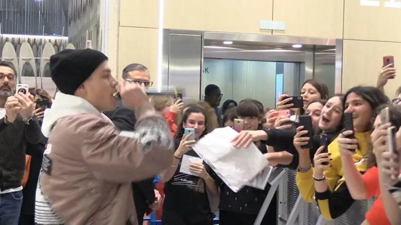 Biondo, folla di giovanissime fan a Elnòs