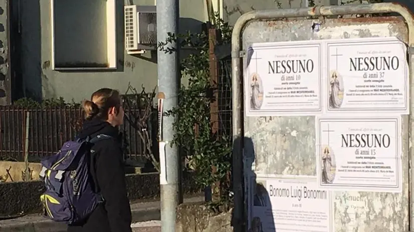 Finti annunci funebri per i migranti morti nel Mediterraneo