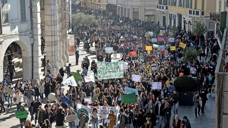 Il corteo di Friday for Future a Brescia lo scorso 15 marzo - Foto Pierre Putelli/Neg © www.giornaledibrescia.it