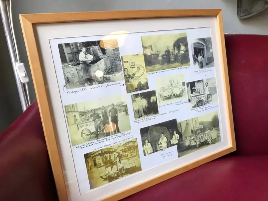 Roberto Bedont mostra le foto d'epoca dei suoi zii gelatai
