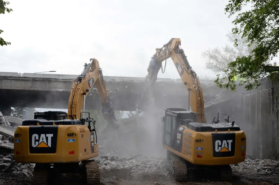 La demolizione del ponte di via Ghislandi