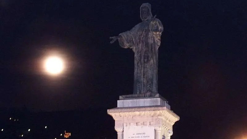 La Luna, monumento ad Arnaldo da Brescia in piazza Arnaldo - Foto di archivio © www.giornaledibrescia.it