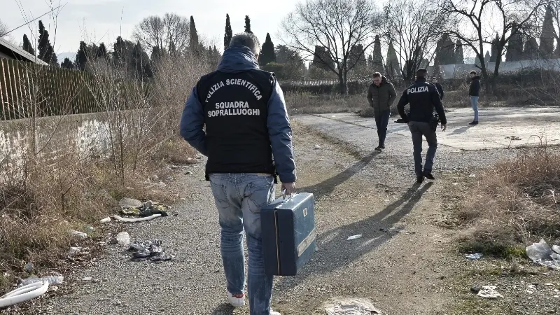 La scientifica sul posto del ritrovamento del cadavere