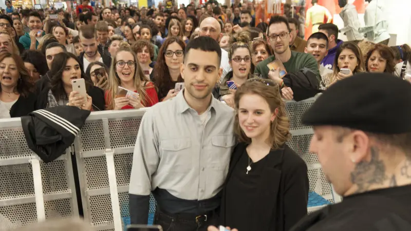 Il firmacopie di Mahmood a Elnòs