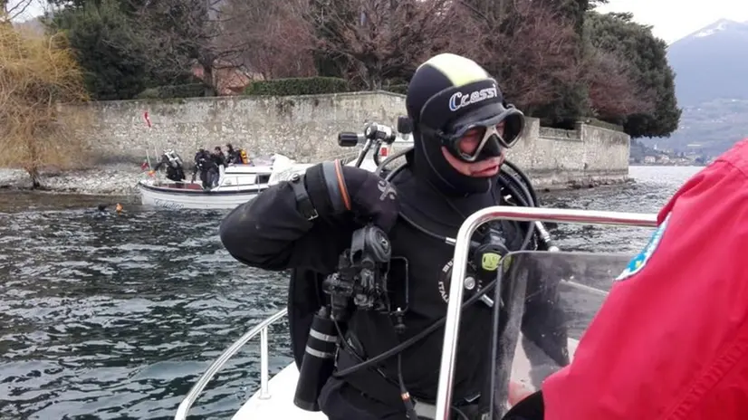 I sub impegnati nel recupero delle reti nel lago d’Iseo - Foto © www.giornaledibrescia.it