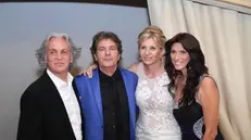 Fausto Leali con Riccardo Fogli e le mogli - foto tratta dal profilo Facebook di Fausto Leali
