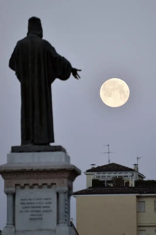 La Superluna a Iseo e in centro a Brescia