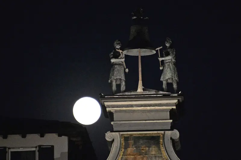 La Superluna a Iseo e in centro a Brescia
