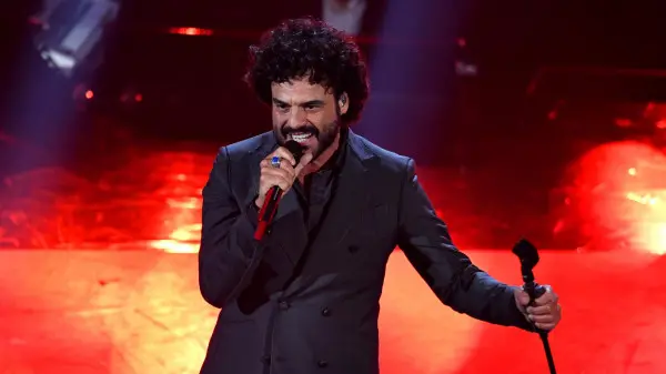 Francesco Renga sul palco dell'Ariston - Foto Ansa