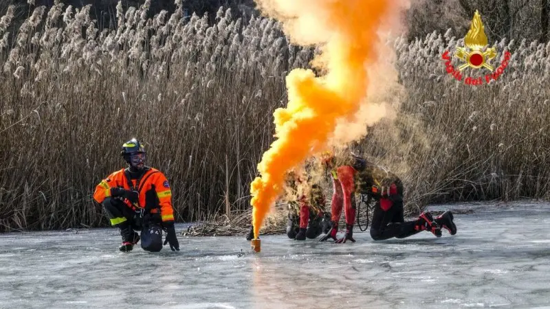 Vigili del fuoco tra ghiaccio e neve: arriva l'elicottero Drago 82