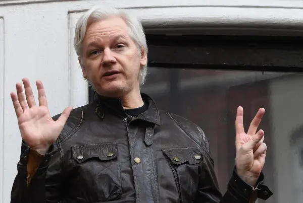 Julian Assange è stato arrestato dalla polizia britannica nell'ambasciata dell'Ecuador, a Londra