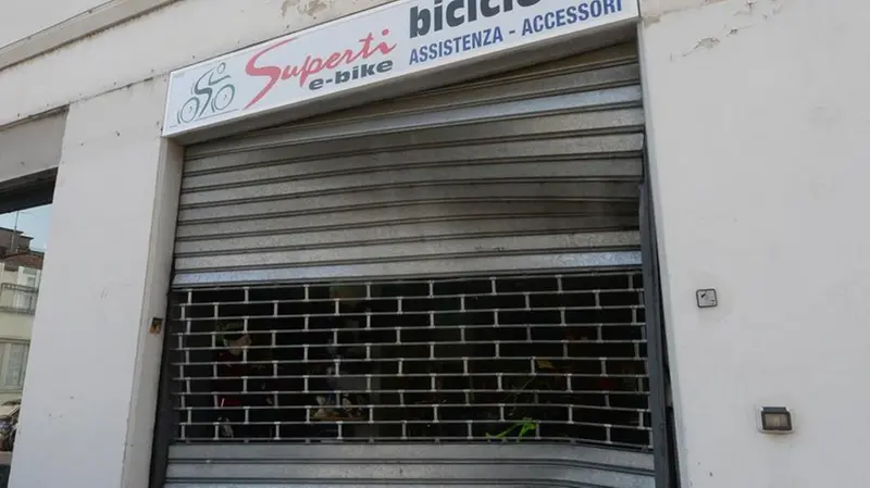 La saracinesca del negozio di biciclette dopo l'assalto con auto-ariete - Foto Marco Ortogni/Neg © www.giornaledibrescia.it