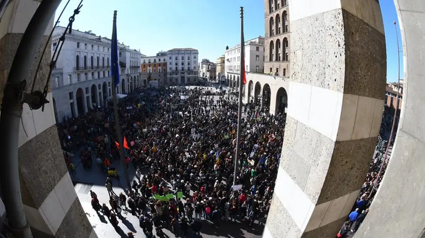 La manifestazione in piazza Vittoria