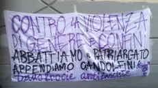 Lo striscione con le minacce a Gandolfini Foto Ansa © www.giornaledibrescia.it