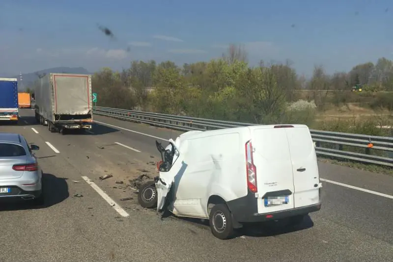 Schianto fatale in A21 per il conducente di un furgone © www.giornaledibrescia.it