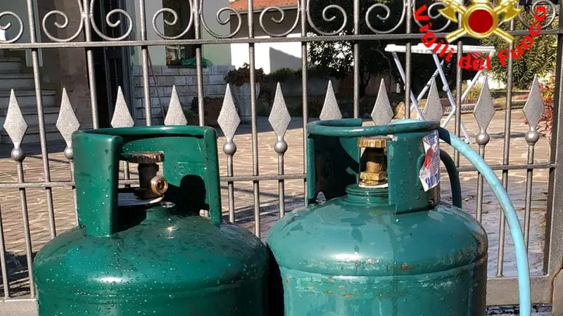 Le bombole di gas portate fuori dalla struttura - Foto © www.giornaledibrescia.it