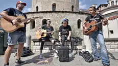 Musicisti in piazza Paolo VI  - © www.giornaledibrescia.it