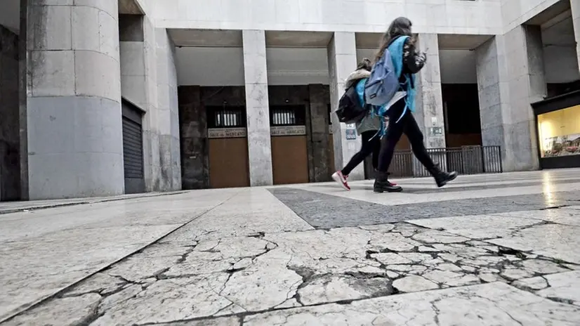 Quadriportico. La pavimentazione rovinata nella piazzetta