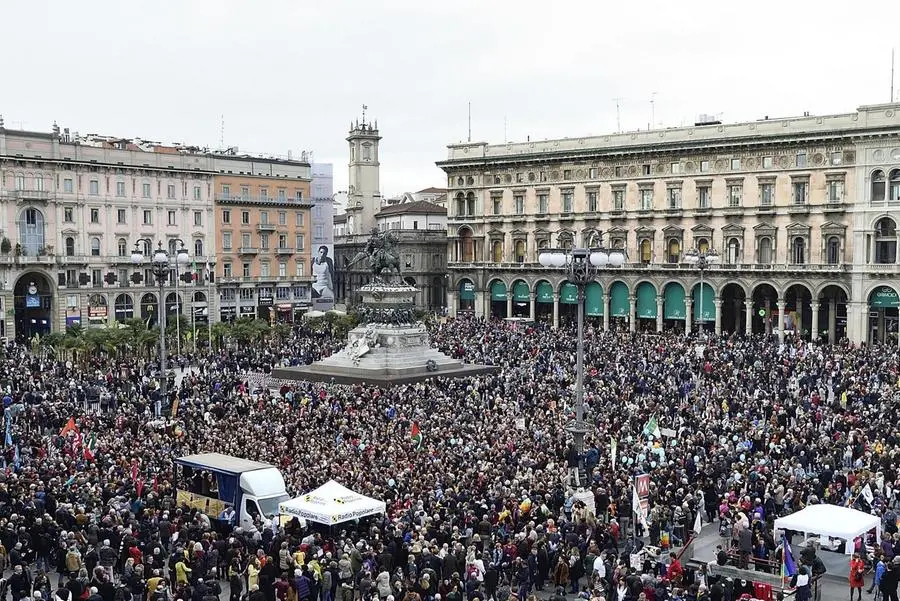 L’arrivo della manifestazione «Prima le persone» che si è svolta ieri a Milano - Foto Ansa