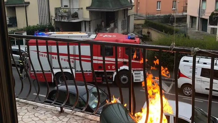 Bombola di gpl in fiamme, lingua di fuoco dal balcone