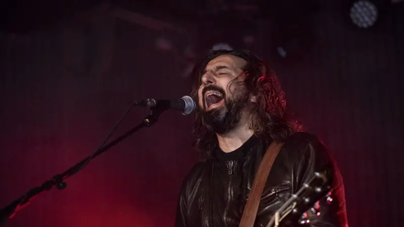 Omar Pedrini sul palco della Latteria