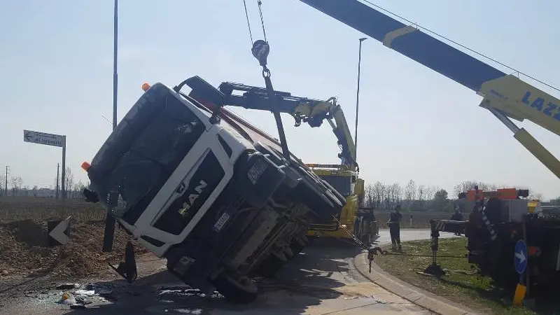 Il camion ribaltato sulla Orceana tra Orzinuovi e Orzivecchi - © www.giornaledibrescia.it