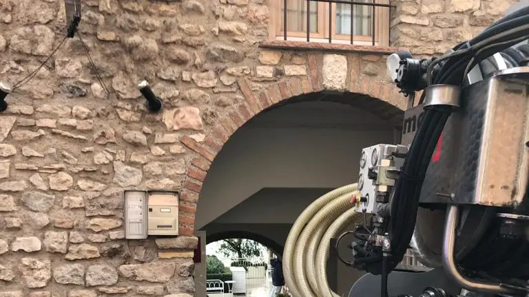 Sirmione: vetrata si infrange, ristorante allagato