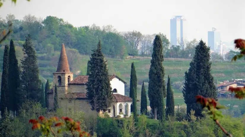 Il bel complesso di San Rocco, incastonato nel verde della Franciacorta - © www.giornaledibrescia.it