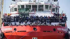 Una nave con a bordo centinaia di migranti in arrivo in Italia © www.giornaledibrescia.it