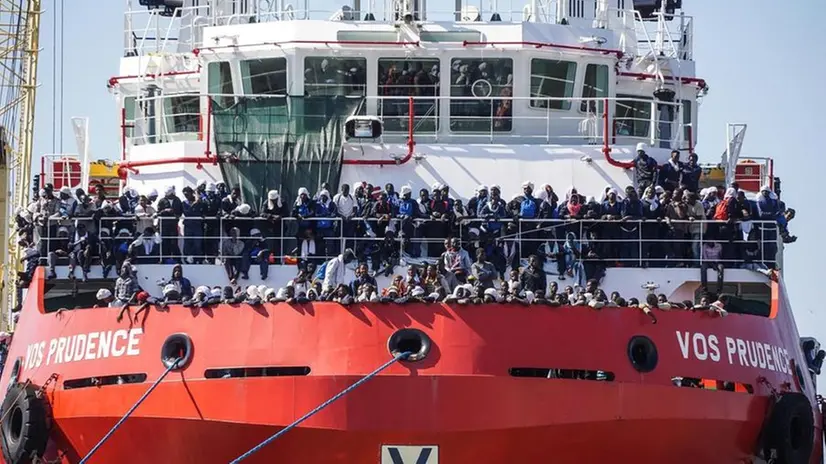 Una nave con a bordo centinaia di migranti in arrivo in Italia © www.giornaledibrescia.it
