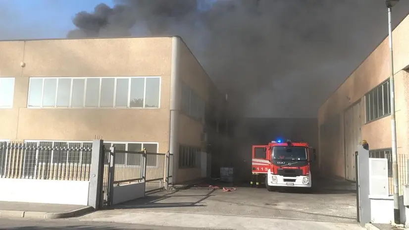 Lo scoppio e il fumo nero in un'azienda di Bassano
